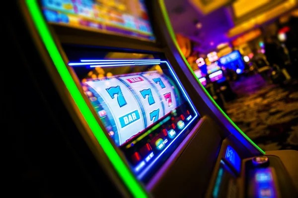 Jurassic Kingdom slot game interface displaying five-reel layout with dinosaur symbols and pay-line indicators